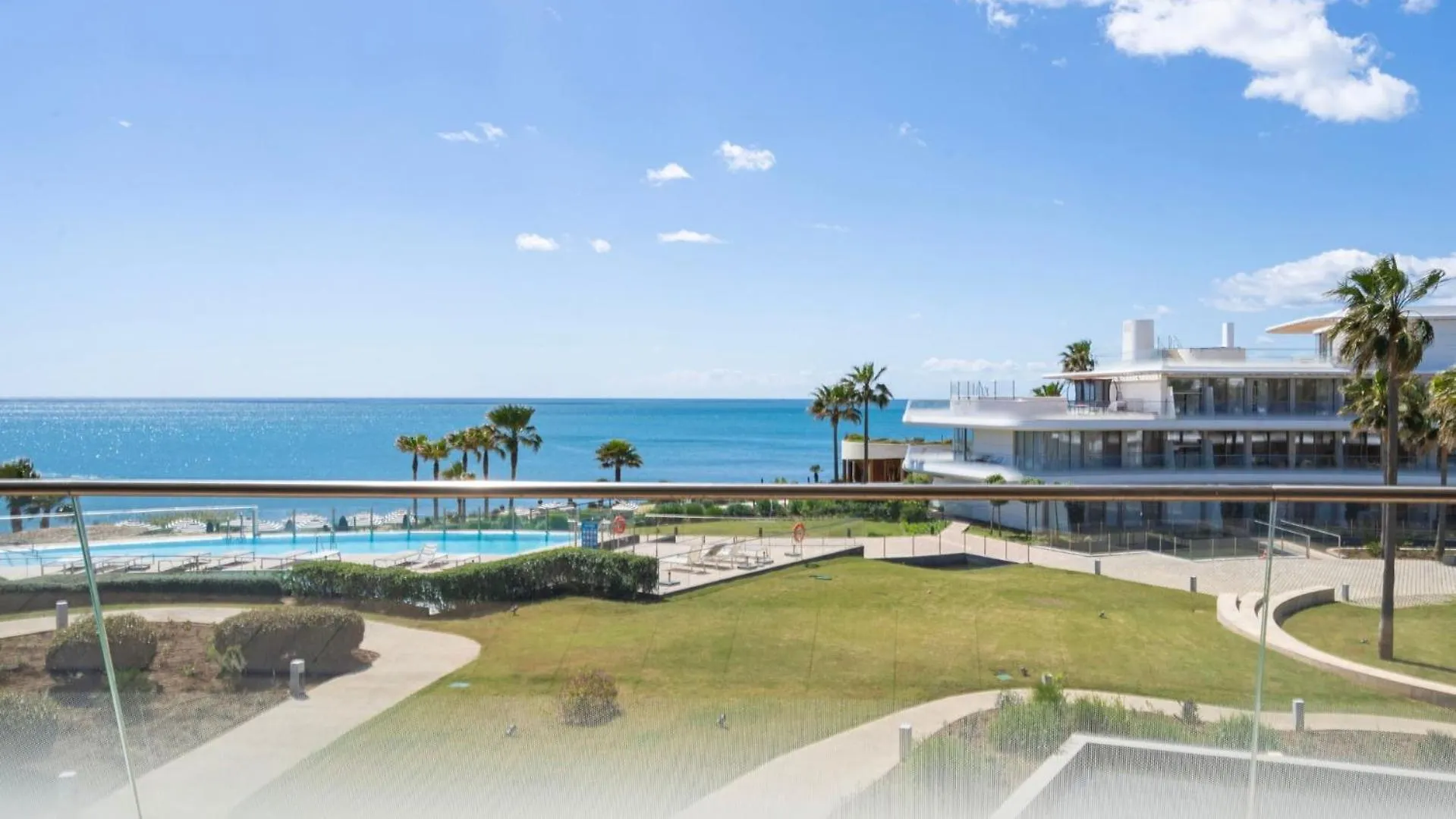 Modern 3-Bedroom Luxury Apartment With Panoramic Sea Views The Edge, 에스테포나