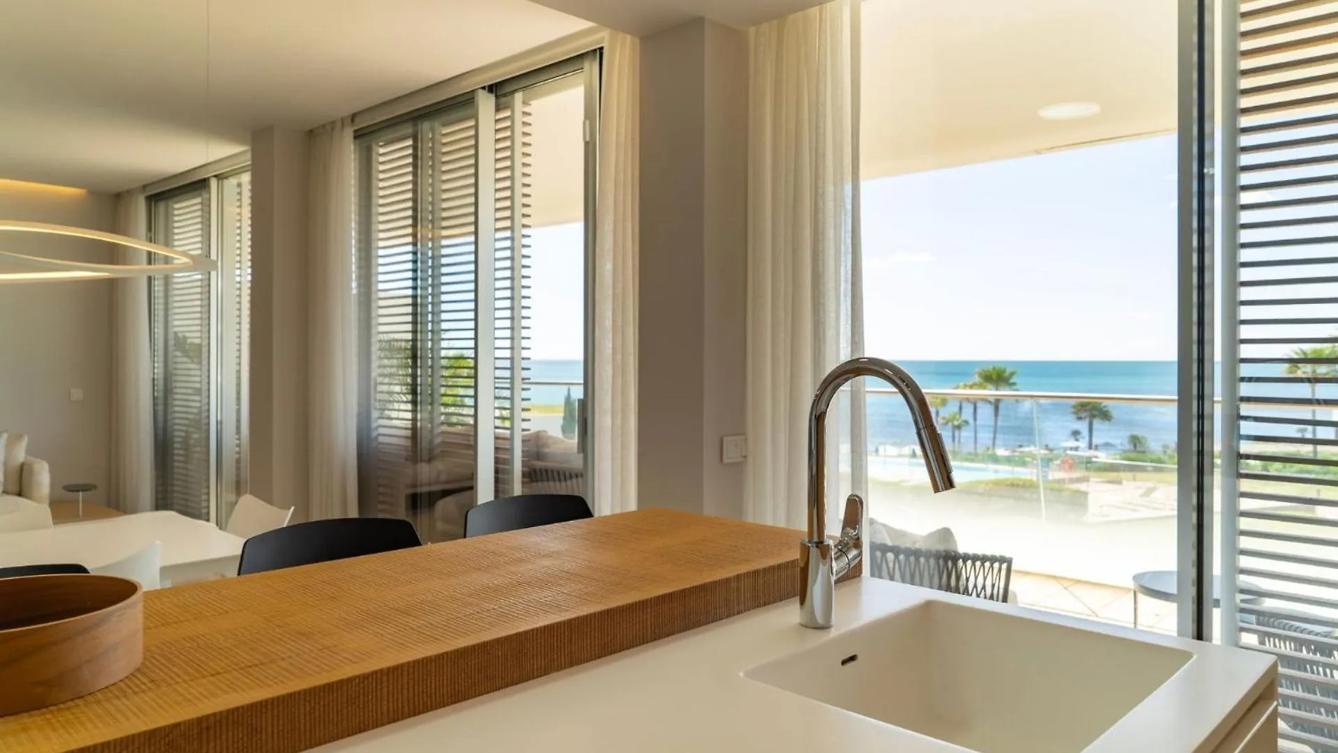 Modern 3-Bedroom Luxury Apartment With Panoramic Sea Views The Edge, 에스테포나