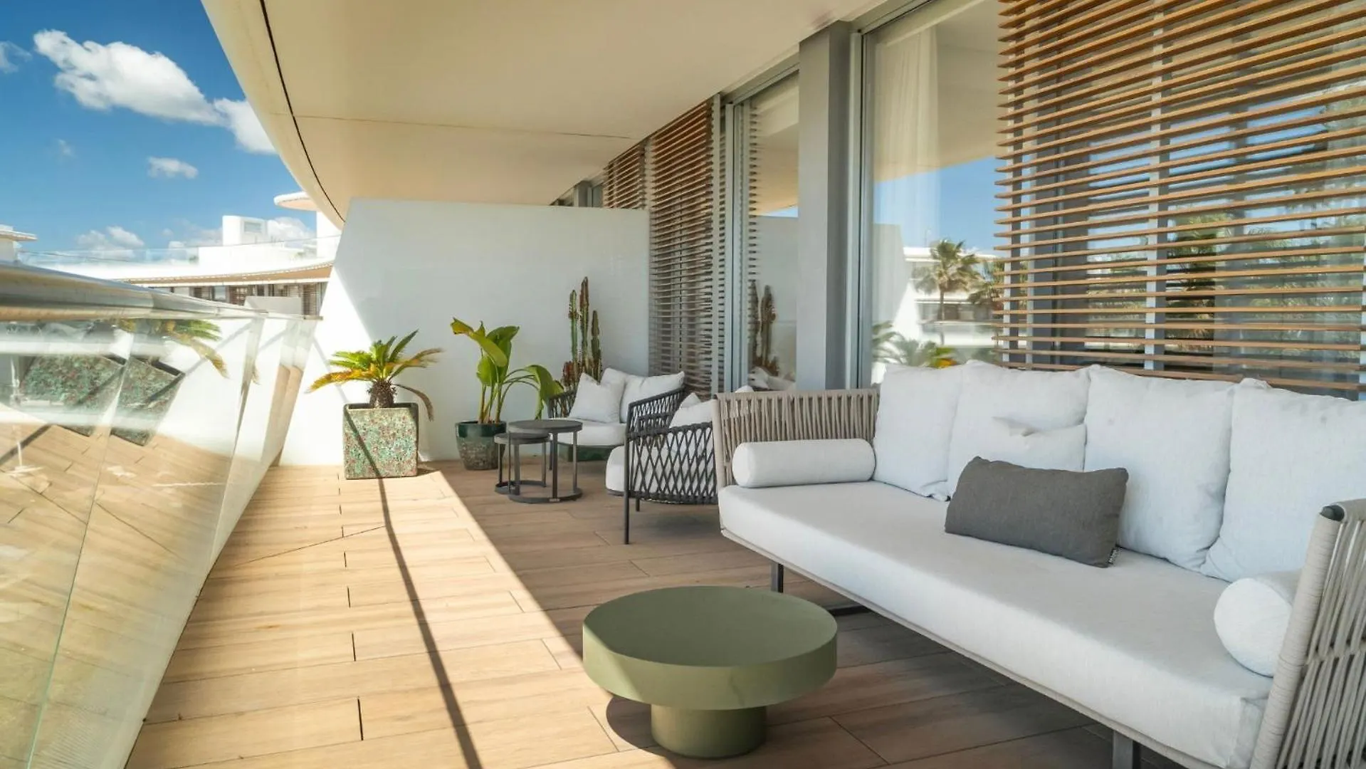 Modern 3-Bedroom Luxury Apartment With Panoramic Sea Views The Edge, 에스테포나
