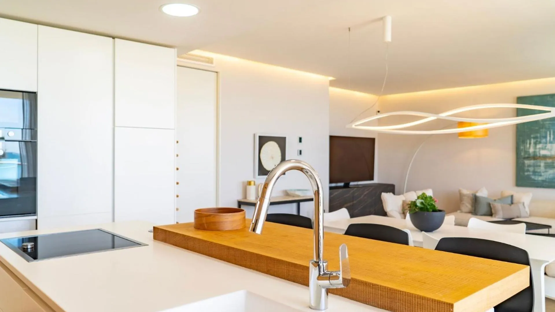 Modern 3-Bedroom Luxury Apartment With Panoramic Sea Views The Edge, 에스테포나