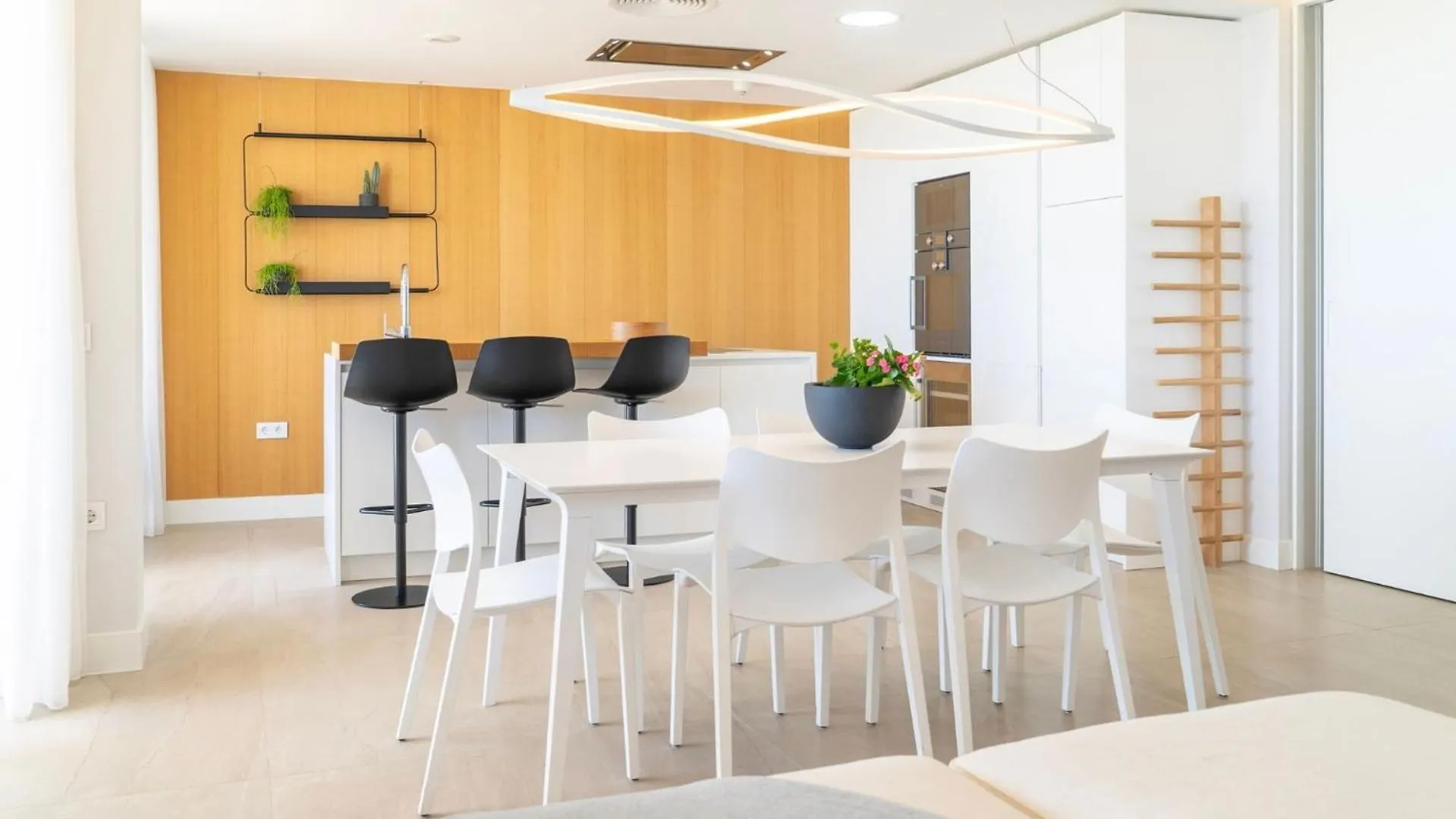 Modern 3-Bedroom Luxury Apartment With Panoramic Sea Views The Edge, 에스테포나